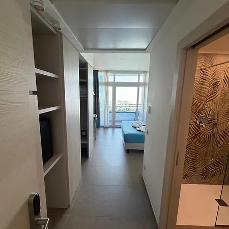 홀리데이 아파트호텔 3*